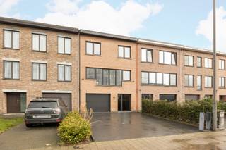<p>Ontdek deze prachtig totaal gerenoveerde woning (2025) aan de Laarsebaan 148 in Antwerpen. Met een bewoonbare oppervlakte van 161 m² en een perceel van 189 m² biedt deze instapklare woning alle comfort voor wie op zoek is naar ruimte, licht en een kwalitatieve afwerking.<br /><br />Zie alle info: https://laarsebaan148.be<br /><br />Indeling<br /><br />Gelijkvloers<br />• Ruime inkomhal / trappenhal<br />• Gastentoilet<br />• Inpandige garage met sectionaalpoort <br />(mogelijkheid tot uitbreiding naar 4de slaapkamer)<br />• Wasplaats / bergruimte<br /><br />1ste verdieping<br />• Trappenhal<br />• Lichtrijke eet- en leefruimte<br />• Moderne open keuken met alle comfort<br /><br />2de verdieping<br />• Trappenhal<br />• Slaapkamer 1 (15 m²)<br />• Slaapkamer 2 (14 m²)<br />• Slaapkamer 3 / bureauruimte (6 m²)<br /><br />Buitenruimte<br />• Perceel van 189 m²<br />• Aangelegde tuin met directe toegang tot een gezellige buurtspeeltuin<br />• Extra buitenparkeerplaats<br /><br />Troeven<br />• Kwalitatieve totaalrenovatie (2025)<br />• 3 volwaardige slaapkamers<br />• Lichtrijke leefruimte met open keuken<br />• Inpandige garage + extra buitenparkeerplaats<br />• Tuin met rechtstreekse toegang tot buurtspeeltuin<br />• Mogelijkheid tot creëren van een 4de slaapkamer<br />• Uitstekende bereikbaarheid<br /><br />Mis deze kans niet! Plan snel je bezoek en ontdek deze ruime woning zelf.<br />0496980710<br />kjento.van.hoydonck@albert.immo<br />www.albert.immo</p>
