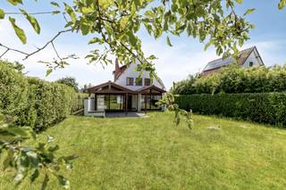 <p>In de gegeerde wijk Nieuwenbos in Groot-Bijgaarden bevindt zich deze charmante open bebouwing op een perceel van 8are. De woning combineert ruimte, licht en comfort en vormt de ideale thuis voor gezinnen die op zoek zijn naar een rustige woonomgeving met een uitstekende bereikbaarheid.</p><p></p><p>Via de inkomhal met vestiaire en gastentoilet betreedt u de lichtrijke leefruimte met open haard en volledig geïnstalleerde open keuken. Op het gelijkvloers bevindt zich daarnaast een extra kamer die perfect kan dienen als bureau of slaapkamer, evenals een praktische wasberging. Vanuit de woonkamer en keuken heeft u rechtstreeks toegang tot de zonnige tuin, waar een ruim terras uitnodigt om volop van het buitenleven te genieten. Achteraan het perceel bevindt zich bovendien een grote garage die tal van mogelijkheden biedt als parkeerplaats, opslagruimte of hobbyruimte.</p><p></p><p>Op de eerste verdieping bevinden zich twee ruime slaapkamers, een badkamer met ligbad, een aparte douchekamer en een afzonderlijk toilet. De tweede verdieping telt nog twee bijkomende slaapkamers, waardoor deze woning over voldoende ruimte beschikt voor een groot gezin of voor wie extra kamers wenst in te richten als bureau, hobbyruimte of logeerkamer.</p><p>Tot slot beschikt de woning over een kelder, verdeeld in twee compartimenten, ideaal als extra bergruimte.</p><p></p><p>Dankzij haar ruime indeling, aangename tuin en gunstige ligging nabij scholen, winkels, openbaar vervoer en belangrijke invalswegen, biedt deze woning een unieke opportuniteit in één van de meest gegeerde woonwijken van Groot-Bijgaarden.</p>