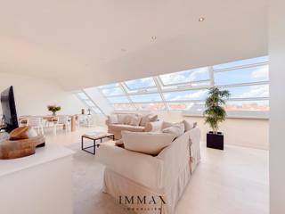<p>Ruim en lichtrijk loftstijl appartement (110 m²) met 2 slaapkamers en zonneterras, gelegen in het pittoreske 'Oude Knokke', met panoramisch uitzicht over het hinterland.</p>
<p>Dit exclusieve appartement wordt gekenmerkt door zijn overvloedige lichtinval door de grote raampartijen en biedt een inkomhal, een ruime leefruimte met zithoek, en een volledig ingerichte open keuken. Aansluitend aan de keuken bevindt zich een praktische berging met aansluiting voor wasmachine en droogkast.</p>
<p>Het appartement beschikt verder over twee volwaardige slaapkamers, een badkamer met ligbad/douche, en een apart gastentoilet. Het prachtige zonneterras biedt een fenomenaal uitzicht. Daarnaast beschikt het gebouw over een gemeenschappelijke fietsenberging en een privatieve kelder.<br /><br /><span>Mogelijkheid tot aankoop van een autostaanplaats/garagebox in de nabije omgeving!<br />Maatregelenregister in aanvraag.<br /></span>Het appartement ondergaat momenteel renovatiewerken.<br /><br />Aarzel niet om ons te contacteren voor meer informatie: tel. : 050 62 44 14 of via knokke@immax.be</p>
