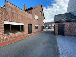 Sfeervol en comfortabel wonen: Instapklaar appartement met garage<br /><br />Zoek je een gezellige en lichtrijke plek om thuis te komen? Dit charmante en energiezuinige appartement (EPC B-label!) combineert ruimte, praktisch gemak en een fijne indeling op een uitstekende locatie.<br />Bij het binnenkomen leidt de ruime inkomhal je naar de royale leefruimte, waar grote raampartijen zorgen voor een aangename lichtinval. Aansluitend vind je de gezellige kookkeuken—de perfecte plek voor wie graag kookt en tafelt. Het appartement beschikt over twee volwaardige slaapkamers, een nette badkamer, een apart toilet en een handige berging die extra opslagruimte biedt.<br />Als kers op de taart hoef je je nooit zorgen te maken over parkeren: je beschikt zowel over een privé garagebox als een extra parkeerplaats!<br /><br />Praktische details &amp; financiën:<br />Beschikbaar: Vanaf 1 januari 2027, kan ook vanaf 1 november 2026<br />Huurprijs: € 900 / maand<br />Gemeenschappelijke kosten: € 30 / maand<br />Energie: EPC Label B (energiezuinig)<br />Extra info: Brandverzekering met afstand van verhaal t.o.v. de huurder.<br />Het pand is niet beschermd en staat niet op de inventaris.<br /><br />Interesse in een bezoek?<br />Laat deze kans niet liggen en neem vandaag nog contact op.<br />Bel voor meer informatie of een afspraak naar 056/70 52 62 (kies optie verhuur). We verwelkomen je graag!