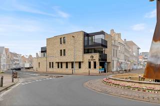 esidentie Zuid 45 omvat vier ruime appartementen, centraal gelegen in Veurne en op wandelafstand van tal van voorzieningen zoals winkels, scholen, het ziekenhuis en het openbaar vervoer. <p><br /></p><p><strong>Indeling volgens plan:</strong></p><p>Inkomhal, lichtrijke leefruimte met volledig ingerichte open keuken en directe toegang tot het terras (16 m²).</p><p>Verder beschikt elk appartement over een berging, apart toilet, 2 slaapkamers en een badkamer.</p><p><br /></p><p><strong>Interesse?</strong></p><p>Contacteer ons via hanne.huyghe@era.be of bel naar 058 31 58 58.</p><p><br /></p>