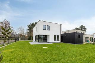 In een residentiële buurt te Sint-Idesbald (Koksijde) vinden we deze nieuwbouwvilla te koop. Deze woning met 3 slaapkamers en 2 badkamers is gesitueerd op een perceel van 646 m². Er is een carport met oprit aanwezig en een aanpalende tuinberging. BEN-woning met EPC A+!<br /><br />INDELING:<br />> Gelijkvloers:<br />- inkomhal met vestiairekast en afzonderlijk toilet;<br />- lichtrijke leefruimte voorzien van parket. Toegang vanuit de leefruimte tot de aangelegde tuin met overdekt terras. De tuin is volledig zuidgericht;<br />- open keuken met kookeiland voorzien van inductiekookplaat, dampkap, dubbele spoelbak, oven, microgolfoven, koelkast en vaatwasmachine;<br />- berging naast de keuken met aansluiting voor wasmachine;<br /><br />> Eerste verdieping:<br />- slaapkamer 1 (12,25 m²), slaapkamer 2 (11 m²);<br />- badkamer met inloopdouche en lavabo met wasmeubel;<br />- slaapkamer 3 (12,15 m²) met dressing en aanpalende badkamer voorzien van inloopdouche, lavabo met wasmeubel en toilet;<br />- ruime berging/techniekruimte van 12 m²<br />- apart toilet;<br /><br />Verder beschikt de woning over een zuidgerichte tuin die voorzien is van terras en omheining. Er is tevens een carport met aanpalende berging aanwezig die voorzien is van aparte elektriciteit en water. <br /><br />Dit is een BEN-woning met EPC A+! Dit door de aanwezigheid van oa. vloerverwarming via geothermie warmtepomp, 14 zonnepanelen en batterij, drie dubbele beglazing,..<br /><br />ALGEMEEN:<br />- de woning werd volledig geschilderd dus instapklaar!<br />- elektrische zonnescreens in de leefruimte<br />- regenwaterput 10.000 liter<br />- zeer rustige en residentiële ligging, eveneens in de buurt van grootwarenhuizen