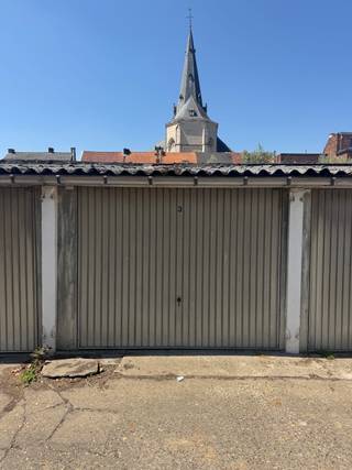 Op zoek naar een autostaanplaats in het centrum van Sint-Niklaas? Dan is dit misschien wel iets voor u. <br /><br />Ter hoogte van Kalkstraat nummer 1 bevindt zich de inrit van een achterliggend garagecomplex. Hier vind u ook deze garagebox terug. <br /><br />Interesse? Bel voor info of een vrijblijvend bezoek naar 0476 21 35 46 of mail naar laurens@claves.be .