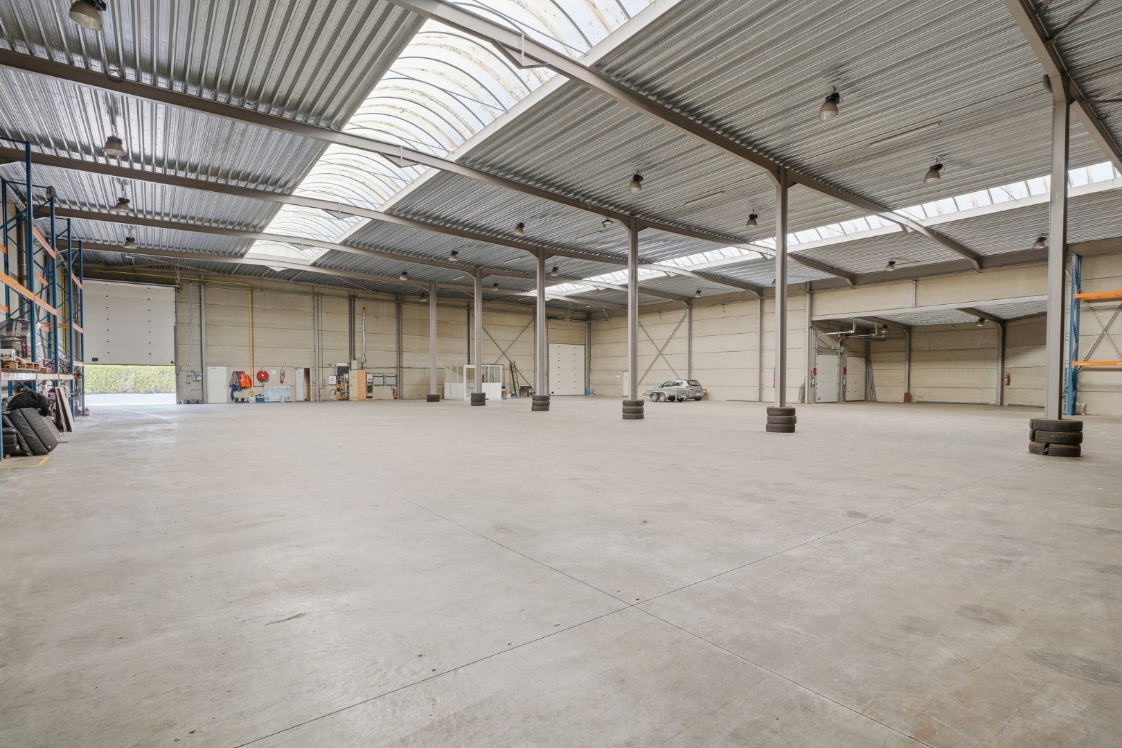 Bedrijfswoning met ruime loods van ca. 1.530 m² in de ambachtelijke zone van Eernegem - foto 5