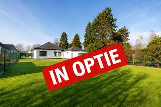 In een aangename buurt van Lokeren bevindt zich deze charmante bungalow met een praktische indeling en tal van troeven.<br /><br />De woning omvat een inkomhal, een lichtrijke woonkamer, een functionele keuken en een handige berging. Verder zijn er twee volwaardige slaapkamers, een badkamer en een afzonderlijk toilet.<br /><br />Extra opbergruimte vindt u op de zolder. Bovendien beschikte de woning over een ruime oprit en een dubbele garage, ideaal voor meerdere wagens of extra stockage. <br /><br />De tuin biedt de perfecte plek om in alle rust te ontspannen.<br /><br />Deze bungalow is ideaal voor wie comfortabel en gelijkvloers wil wonen, met alle voorzieningen binnen handbereik.<br /><br />Interesse? Contacteer ons voor een bezoek en ontdek zelf de mogelijkheden van deze woning!