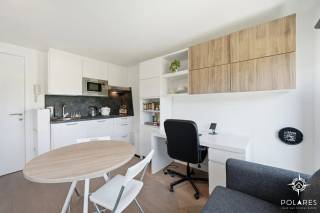 Instapklare studio te koop in de recent, volledig gerenoveerde residentie Den Dreef, vlak bij de ring van Leuven in Heverlee. Dankzij de ligging in tweede lijn geniet je hier van een bijzonder aangename en stille woonomgeving, volledig weg van het straatlawaai, terwijl alle voorzieningen toch binnen handbereik liggen.<br /><br />De studio bevindt zich op wandelafstand van het centrum van Leuven, openbaar vervoer, winkels en andere faciliteiten. Bovendien zijn de belangrijkste universitaire campussen, zoals Arenberg, het Sportkot, Gasthuisberg en de campussen in het centrum van Leuven, vlot bereikbaar. Hierdoor is dit pand uitermate geschikt voor studenten of als investering voor studerende kinderen.<br />Voor huidig academiejaar is deze studio verhuurd aan €700 + €60 kosten.<br /><br />Gebouwd in 2016 en perfect onderhouden, verkeert de studio in uitstekende staat. Ze beschikt over een praktische leefruimte met een slaaphoek, een keuken met kookplaten, dampkap, combi-oven, spoelbak en koelkast met vriesvak, evenals een privatieve badkamer met douche, lavabo en toilet.<br /><br />Met haar moderne afwerking, recente bouwjaar en topligging vormt deze studio van 22m² (volgens EPC) een interessante opportuniteit voor wie op zoek is naar een zorgeloze investering in Leuven.