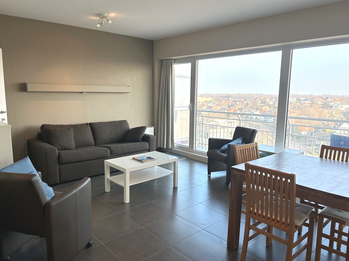 Gerenoveerde studio op het 10de verdiep met prachtig zicht op het hinterland. - foto 5