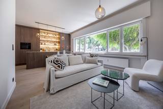 <p>Op een absolute topligging bevindt zich dit prachtig en <strong>volledig gerenoveerde gelijkvloers appartement</strong>, waar comfort, ruimte en hedendaagse luxe perfect samenkomen.</p>
<p>De ligging is bijzonder aantrekkelijk: op de <strong>Jan Van Rijswijcklaan</strong>, temidden van de gegeerde Tentoonstellingswijk met een vlotte verbinding naar het centrum van Antwerpen en alle belangrijke invalswegen. Een ideale uitvalsbasis voor wie rustig en comfortabel wil wonen, maar tegelijk alle troeven van de stad binnen handbereik wil hebben.</p>
<p>Het appartement werd <strong>volledig vernieuwd en is volledig instapklaar</strong>. Werkelijk alles werd aangepakt, waardoor u hier zonder verdere zorgen uw intrek kunt nemen.</p>
<p>De leefruimte vormt het hart van de woning en staat in verbinding met een <strong>indrukwekkende, volledig vernieuwde keuken</strong>. De keuken is zonder twijfel één van de eyecatchers van het appartement. Ze beschikt over een ruime hoeveelheid opbergruimte, <strong>volledig ingebouwde toestellen</strong> en een praktisch <strong>kookeiland met geïntegreerde zitbank</strong>. Een stijlvolle én functionele plek waar koken, tafelen en gezellig samenzijn moeiteloos samenkomen.</p>
<p>De woning beschikt over <strong>drie slaapkamers</strong>. De royale masterbedroom heeft het comfort van een <strong>eigen badkamer</strong>, terwijl de twee overige slaapkamers gebruik kunnen maken van een <strong>tweede badkamer</strong>. Hierdoor is de indeling bijzonder geschikt voor een gezin, thuiswerkers of wie graag over extra ruimte voor gasten beschikt.</p>
<p>Daarnaast is er een <strong>ruime berging/wasplaats</strong>, voorzien van <strong>ingebouwde kasten</strong>, waardoor er meer dan voldoende plaats is voor wasmachine, droogkast, voorraad en allerhande praktische zaken.</p>
<p>In de inkomhal zijn nog een vestiairekasten alsook een gastentoilet.</p>
<p>Een absolute troef is het <strong>enorme terras aan de achterzijde</strong>. Deze uitzonderlijk ruime buitenruimte biedt volop mogelijkheden voor een grote lounge, eettafel, groenvoorziening en gezellige momenten met familie en vrienden.</p>
<p>Ook naar onderhoud toe werd aan alles gedacht: de woning is voorzien van <strong>parkettegels</strong>, die de warme en elegante uitstraling van parket combineren met het praktische onderhoudsgemak van een tegel.</p>
<p>Het appartement beschik nog over een ondergrondse kelderberging.<br /><br />Voor meer informatie, ook na de kantooruren of tijdens het weekend, contacteer Xander via 0497/18.10.84 xander@reds.be</p>