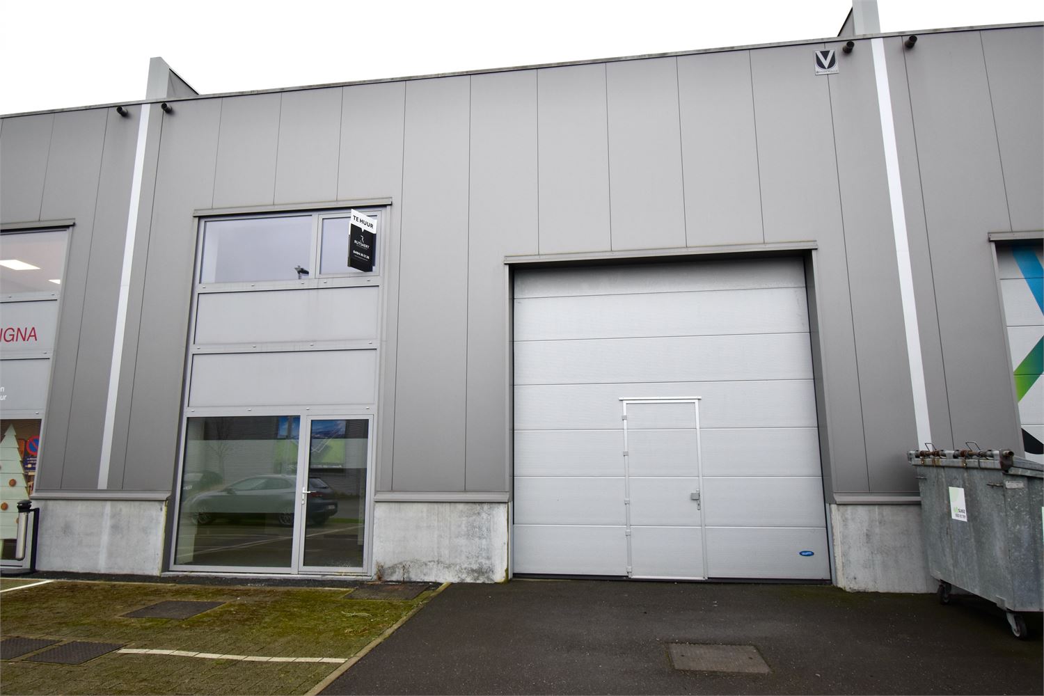 Ruime opslagruimte in industrie-zone te Ruiselede. - foto 2