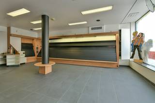 Welkom in deze uitstekend gelegen handelszaak met bijhorend appartement in het bruisende Torhout. De ideale locatie om uw zaak op te starten! Dankzij de vlotte bereikbaarheid en goede visibiliteit is dit een unieke kans.<br /><br />Bij binnenkomst betreedt u de handelsruimte van ca. 45 m², perfect geschikt voor een winkel, kantoor of vrije beroepen. Achteraan bevindt zich een ruime leefruimte met open keuken, die uitgeeft op de binnenplaats. Deze buitenruimte biedt doorgang naar de garage, wat extra comfort en toegankelijkheid garandeert. Bovendien is er nog een autostaanplaats voor de garage. Verder vindt u op het gelijkvloers nog een apart toilet en een praktische kelder.<br /><br />Via een aparte inkom kunt u zich begeven naar het duplex appartement. Hier geniet u van een lichtrijke leefruimte met aansluitend een keuken en een badkamer voorzien van lavabo en ligbad. De tweede verdieping telt twee volwaardige slaapkamers en een ruime dressing, die ook ingericht kan worden als derde slaapkamer.<br />Belangrijk om weten: de handelsruimte is niet onderworpen aan een handelsverplichting.<br />Een veelzijdige eigendom met veel potentieel – wonen en werken combineren was nog nooit zo aantrekkelijk!<br />Contacteer ons vandaag nog voor meer informatie of een bezoek ter plaatse.<br /><br />De vermelde prijs is een startprijs. Elk bod hoger dan deze prijs, wordt voorgelegd aan de eigenaar, die zich het recht voorbehoudt dit te aanvaarden of te weigeren