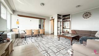 Ben jij op zoek naar een instapklaar appartement met 3 slaapkamers, een ruim terras en een prachtig uitzicht? Lees dan zeker verder.<br /><br />Op de Zonneweeldelaan te Genk vinden we dit knappe appartement terug op de14de verdieping.<br />Het gaat hier werkelijkheid om een toplocatie; zowel het bruisende centrum van Genk als de autostrade zijn immers binnen enkele minuten te bereiken. Wil je liever even ontspannen in de natuur? Ook dit is geen probleem want je wandelt vanop de parking gewoon rechtstreeks de bossen in.<br /><br />Het appartement zelf verkeert in uitstekende staat en beschikt over een goedgekeurde elektrische installatie en hoogrendementsbeglazing.<br /><br />De keuken alsook de badkamer werden volledig vernieuwd. <br />De moderne keuken is volledig uitgerust met alle nodige toestellen. De badkamer beschikt over een praktische bad-/douchecombinatie en een mooi badmeubel. Zowel in de leefruimte als in de 3 slaapkamers valt de natuurlijke luchtinval en het prachtige uitzicht over de aangrenzende bossen op. Bovendien beschik je over terrassen aan de voor-en achterzijde van het appartement.<br /><br />Pluspunten:<br />- In uitstekende staat!<br />- Vernieuwde keuken &amp; badkamer<br />- 3 slaapkamers<br />- Prachtige uitzichten vanop de terrassen<br />- Lift aanwezig<br />- Hoogrendemensglas<br />- Elektrische installatie goedgekeurd<br />- Voldoende parkeerplaats <br />- Schitterende ligging<br /><br />Voor een bezichtiging ter plaatse of meer info, bel ons op 078/78.78.70, of kom gewoon binnen op ons kantoor. Steeds welkom!