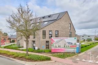 <p><span>Met trots stellen wij u het nieuwbouwproject </span><strong><span>“De Lepelaar”</span></strong><span> voor, gelegen op een gunstige locatie aan het Boseind in Neerpelt.</span></p>
<p><span>Deze stijlvolle residentie bevindt zich op de hoek van de Lepelstraat en het Boseind en omvat </span><strong><span>12 ruime appartementen</span></strong><span>, verdeeld over twee gebouwen. Daarnaast beschikt het project over 18 ondergrondse autostaanplaatsen en 13 privatieve kelders.</span></p>
<p><span>Dankzij de centrale ligging geniet u van een uitstekende bereikbaarheid en bevinden tal van voorzieningen zich op wandelafstand. Zo liggen diverse handelszaken, waaronder een bakker, slager, krantenwinkel, apotheek, drankenhandel en supermarkt, vlakbij. Ook scholen, een bushalte en het treinstation zijn vlot bereikbaar.</span></p>
<h3><span>Appartement B1-2.3 – Lepelstraat 2 bus 4</span></h3>
<p><span>Dit </span><strong><span>ruime duplexappartement</span></strong><span> bevindt zich op de eerste en tweede verdieping van de residentie en biedt een aangename combinatie van ruimte, comfort en functionaliteit.</span></p>
<p><span>Het appartement beschikt over 2</span><strong><span> volwaardige slaapkamers</span></strong><span> en een uitzonderlijk ruim terras van maar liefst </span><strong><span>32,45 m²</span></strong><span>, waar u in alle rust kunt genieten van het buitenleven.</span></p>
<p><strong><span>Indeling eerste verdieping:</span></strong></p>
<p><span>Via de inkomhal bereikt u het afzonderlijke gastentoilet en de lichtrijke leefruimte met open keuken. De praktische berging zorgt voor extra opbergruimte.</span></p>
<p><strong><span>Indeling tweede verdieping:</span></strong></p>
<p><span>De overloop biedt toegang tot twee ruime slaapkamers en een grote badkamer.</span></p>
<p>Adres: Lepelstraat 4 bus 4, 3910 Pelt<br /><br />Prijs:<br />Grondprijs: € 67.500 + 12 % registratierechten<br />Constructie: € 266.335 excl. BTW<br />Totaal: € 333.835,97 excl. BTW en registratierechten.</p>
<p>Registratierechten op de grond: € 8.100,00<br />BTW op constructie: € 55.930,55<br />Totale kost excl. berging en ondergrondse parking:<br />€ 397.866,52<br />Kosten berging en ondergrondse parking: € 28.770,00<br />Totale kost incl. berging en ondergrondse parking, excl. notariskosten en excl. aansluiting nutsvoorzieningen:<br />€ 426. 636,52<br /><br />EPB: In aanvraag<br />Verwarming: warmtepomp<br />3 individuele zonnepanelen<br /><br />Bij interesse mag u contact opnemen via: <br />info@peltermakelaardij.be of 011 93 60 60</p>