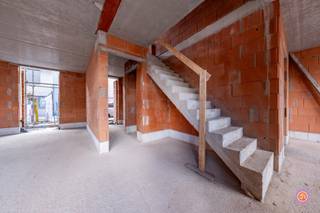 AANKOOP AAN 6% BTW MOGELIJK<br /><br />Ontdek deze ruime casco woning gelegen in Willebroek. Scholen, winkels en openbaar vervoer bevinden zich in de onmiddellijke nabijheid. Verder zorgt de ligging voor een snelle verbinding met de N16 en A12, je was nooit sneller in Antwerpen, Mechelen of Brussel.<br /><br />Deze lichtrijke woning biedt een uitstekende basis voor wie op zoek is naar ruimte, comfort en de vrijheid om een woning volledig naar eigen smaak af te werken. De woning beschikt over een doordachte indeling en royale leefruimtes, badend in natuurlijk licht.<br /><br />Op het gelijkvloers treffen we een inkomhal met gastentoilet, een ruime leefruimte met open keuken van maar liefst 50m² en een garage. <br /><br />De eerste verdieping biedt drie slaapkamers, een tweede toilet, een badkamer en een ruime nachthal met ruimte voor een bureau.<br /><br />Een extra troef is de ruime zolderverdieping, die perfect kan worden ingericht tot twee bijkomende slaapkamers of hobbyruimte.<br />Ideaal voor gezinnen of wie nood heeft aan extra flexibiliteit.<br /><br />Verder vinden we achteraan nog een aangename tuin met terras terug.<br /><br />De woning wordt casco verkocht (water- en winddicht), waardoor je ze nog volledig zelf kan inrichten en afwerken en jouw eigen droomwoning kan creëren.<br /><br />Een zeldzame kans voor wie op zoek is naar een toekomstgerichte investering of een woning op maat.<br /><br />Heb je interesse in deze casco woning?<br />Neem gerust contact op via roy@julimmo.be of 0498 62 74 71.