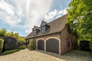 EERSTE KIJKDAGEN VINDEN PLAATS OP VRIJDAG 21 EN ZATERDAG 22 AUGUSTUS<br /><span><br />Graag stellen we u deze authentieke woning voor. Volledig omring door het groen geniet deze woning van zeer veel privacy. <br /><br />De nabijheid van de invalswegen alsook het landelijke karakter van Kontich zijn twee fantastische troeven. Fietstochten kunnen zo in de achtertuin beginnen! Het treinstation Kontich-Lint is te voet bereikbaar. <br /></span><span><br />De woning is gebouwd in 1978 en vormt met zijn bewoonbare oppervlakte een zeer mooie basis. Het gelijkvloers van maar liefst +- 200m2 zorgt ervoor dat u van een zeer praktische indeling kan genieten. Voldoende bergruimte, grote garage voor wagen/fietsen/aansluiting wasmachine, polyvalente ruimte,... <br /><br />U kan het grondplan, net zoals de attesten, terugvinden onderaan "documenten en plannen". De elektriciteit is in 2022 vernieuwd. Momenteel geniet de woning van de volgende indeling: <br /><br /><span>Gelijkvloers:</span> royale inkomhal, zeer ruime woonkamer met openhaard, aansluitend de keuken met zicht op de tuin, berging, dubbele garage, toilet & polyvalante ruimte met douchekamer<br /><br /><span>Verdieping 1:</span> master met badkamer en dressing, 4 extra slaapkamers, douchekamer<br /><br />De tuin is om van te dromen. Qua oriëntatie kunnen we niet beter treffen. De zuid-west ligging garandeert zonnige weekends in de tuin!<br /><br /></span><span>Troeven:</span><br /><span><br /></span><span>- Mooi perceel van 970 m2 met zuid-westoriëntatie <br /></span>- Oprit + dubbele garage<br />- Momenteel 5 slaapkamers <br /><span>- Polyvalente ruimte volgens het grondplan genoemd "eetkamer"</span><br /><span>- Top locatie <br /></span>- Kruipkelder onder de volledige woning aanwezig<br /><br /><span>Kortom, een woning op een prachtig perceel met potentieel op TOP locatie te Kontich.</span><br /><br /><span>Bent u benieuwd naar deze unieke kans en wenst u graag eens te komen kijken? Voor meer info of een bezoek ter plaatse kan u contact opnemen met Jakob via jakob@reds.be of op 0483 488 249<br /><br />Deze woning valt onder de renovatieverplichting. <br /></span>