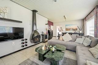 Bent u op zoek naar een ruime, alleenstaande gezinswoning waar rust, comfort en een uitstekende bereikbaarheid hand in hand gaan?<br />Dan zal deze verzorgde bungalow in Torhout u ongetwijfeld weten te bekoren. De woning is gelegen op een <strong>mooi rechthoekig perceel van circa 900 m²</strong> en geniet van een rustige woonomgeving met een vlotte verbinding naar de N32, de E403 en het centrum van Torhout.<br /><br />Deze kwaliteitsvolle woning werd gebouwd in 1969 met aandacht voor een degelijke constructie, duurzame materialen en een praktische indeling.<br />Met een <strong>bewoonbare oppervlakte van 167 m²</strong>, een <strong>dubbele inpandige garage</strong>, drie volwaardige slaapkamers en een perfect onderhouden tuin vormt deze eigendom de ideale thuisbasis voor wie op zoek is naar ruimte en wooncomfort.<br /><br />Via de verzorgde inkomhal, die eveneens toegang biedt tot de dubbele garage, komt u terecht in de aangename leefruimte.<br />Dankzij de grote raampartijen geniet deze van een overvloed aan natuurlijk licht, terwijl de gezellige zithoek met houtkachel een warme en uitnodigende sfeer creëert. De aansluitende eetplaats vormt de ideale plek om gezellig samen te tafelen met familie en vrienden.<br /><br />De volledig geïnstalleerde hoekkeuken beschikt over een praktische ontbijthoek waar u elke dag comfortabel kunt starten.<br />Aansluitend bevindt zich een ruime berging/wasplaats die extra comfort en heel wat praktische opbergruimte biedt.<br /><br />De nachthal leidt naar een apart gastentoilet, drie ruime slaapkamers en een verzorgde badkamer, uitgerust met een ligbad, afzonderlijke douche en enkele wastafel.<br /><br />Ook buiten heeft deze woning heel wat te bieden. <strong>De zuidgerichte tuin werd steeds met de grootste zorg onderhouden</strong> en vormt een heerlijke plek om in alle rust van de zon en de groene omgeving te genieten. Het ruime terras sluit hier naadloos op aan en biedt alle mogelijkheden om tijdens de zomermaanden uitgebreid te ontspannen of gezellig te genieten met familie en vrienden.<br />Achteraan de garage bevindt zich bovendien nog een praktische tuinberging, ideaal voor het opbergen van tuinmateriaal, fietsen of hobbybenodigdheden.<br /><br />De dubbele inpandige garage met sectionale poort biedt plaats aan twee wagens en zorgt voor extra opslagruimte.<br />Daarnaast beschikt de woning over een <strong>ruime oprit waar vier bijkomende wagens</strong> comfortabel kunnen parkeren.<br /><br /><strong>Deze eigendom combineert een rustige ligging, een ruim perceel van circa 900 m², een degelijke bouwkwaliteit en een bijzonder praktische indeling tot een totaalpakket dat vandaag nog zelden wordt aangeboden.<br />Een ideale woning voor gezinnen of koppels die op zoek zijn naar ruimte, privacy en comfortabel wonen op een uitstekende locatie.</strong><br /><br />Bent u op zoek naar een verzorgde alleenstaande woning met drie slaapkamers, een dubbele garage, een zonnige tuin en een uitstekende bereikbaarheid?<br />Dan is dit ongetwijfeld een eigendom die u gezien moet hebben. Contacteer vandaag nog de eigenaars voor een bezoek en ontdek zelf de vele troeven van deze prachtige woning.<br /><br />EPC 763 kWh/m2 - UC3965739<br /><br />+ Ruime en verzorgde alleenstaande bungalow<br />+ Gunstig gelegen met een vlotte bereikbaarheid (N32 & E403)<br />+ Dubbele garage (45m2) en oprit voor 4 wagens<br />+ Perceel van circa 900m2, met uitstekende onderhouden tuin<br />+ Perceelbreedte van 22m (koppelwoning mogelijk bij sloop & heropbouw)<br />+ Regenput<br /><br />KOOP DEZE TOPPER RECHTSTREEKS VAN DE EIGENAARS!<br /><br />0473/39.80.30 of 0492/18.53.56<br /><br />DEZE BUNGALOW WORDT VERKOCHT ZONDER VASTGOEDMAKELAAR!<br /><br />Ook beslist om uw eigendom te verkopen? Bespaar de makelaar dankzij onze reeds bewezen succesformule.<br />