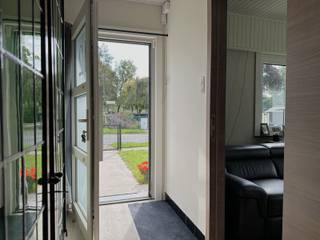 <p>Deze aangename gelijkvloerse woning is gelegen op een mooi hoekperceel van 741 m² nabij het centrum van Sint-Job-in-'t-Goor, in een rustige straat in de gezellige “Witte Wijk”. De woning werd de voorbije jaren stelselmatig gemoderniseerd en energetisch verbeterd. Dankzij de verschillende investeringen beschikt de woning vandaag over een EPC-label B, wat garant staat voor een goede energetische kwaliteit.</p>
<p>De ligging is een echte troef. Alle dagelijkse voorzieningen bevinden zich op wandelafstand. Winkels, supermarkten, scholen, horeca en diverse diensten zijn vlot bereikbaar. Ook het openbaar vervoer bevindt zich vlakbij, waardoor er een goede verbinding is met de omliggende gemeenten en de ruimere omgeving. Daarnaast geniet Sint-Job-in-'t-Goor van een groene en rustige omgeving, met verschillende natuur- en wandelgebieden in de nabijheid.</p>
<p>De woning is praktisch ingedeeld en biedt alle leefruimtes op één niveau. De combinatie van de gelijkvloerse ligging, de mooie tuin en de drie slaapkamers maakt dit een ideale woning voor zowel gezinnen als wie op zoek is naar comfortabel en praktisch wonen zonder trappen.</p>
<p>Via de inkomhal bereikt u de aangename leefruimte. De nachthal, die toegang geeft tot de drie slaapkamers, het afzonderlijke toilet en de vernieuwde badkamer.</p>
<p>De leefruimte geniet dankzij de grote raampartijen van een mooie natuurlijke lichtinval en staat rechtstreeks in verbinding met de keuken. De vernieuwde keuken biedt aansluitend toegang tot de wasplaats. Van hieruit is er een doorgang naar de veranda, die op haar beurt toegang geeft tot de tuin en een extra berging.</p>
<p>De inpandige garage werd momenteel ingericht als een extra multifunctionele ruimte en kan, mits verdere afwerking en afhankelijk van de gewenste bestemming, dienstdoen als woon-, hobby- of werkruimte. De oorspronkelijke garagepoort werd vervangen door een raam, waardoor ook deze ruimte geniet van natuurlijke lichtinval.</p>
<p>De woning beschikt over een aangename en volledig omheinde tuin, die zorgt voor de nodige privacy. Er zijn zowel een houten als een stenen tuinhuis aanwezig, ideaal voor het opbergen van fietsen, tuinmateriaal en andere spullen.</p>
<p>Het overdekte terras in gepolierde beton vormt een fijne plek om heerlijk van de tuin te genieten, zowel op zonnige dagen als wanneer het weer wat minder meezit.</p>
<p>De huidige eigenaars hebben de afgelopen jaren aanzienlijk geïnvesteerd in zowel het wooncomfort als de energiezuinigheid van de woning. Dit resulteert vandaag in een EPC-label B.</p>
<p>Zo werden onder meer volgende werken uitgevoerd:</p>
<ul>
<li>Nieuw dak in 2020, voorzien van circa 12 cm isolatie;</li>
<li>Deels vernieuwd buitenschrijnwerk in 2023;</li>
<li>Zonnepanelen met thuisbatterij geplaatst in 2022;</li>
<li>Vernieuwde verwarmingsinstallatie op aardgas in 2024;</li>
<li>Pelletkachel geplaatst in 2022;</li>
<li>Conforme elektrische installatie.</li>
</ul>
<p>Benieuwd naar deze gelijkvloerse woning? Contacteer ons dan gerust voor meer informatie of een bezoek ter plaatse.</p>