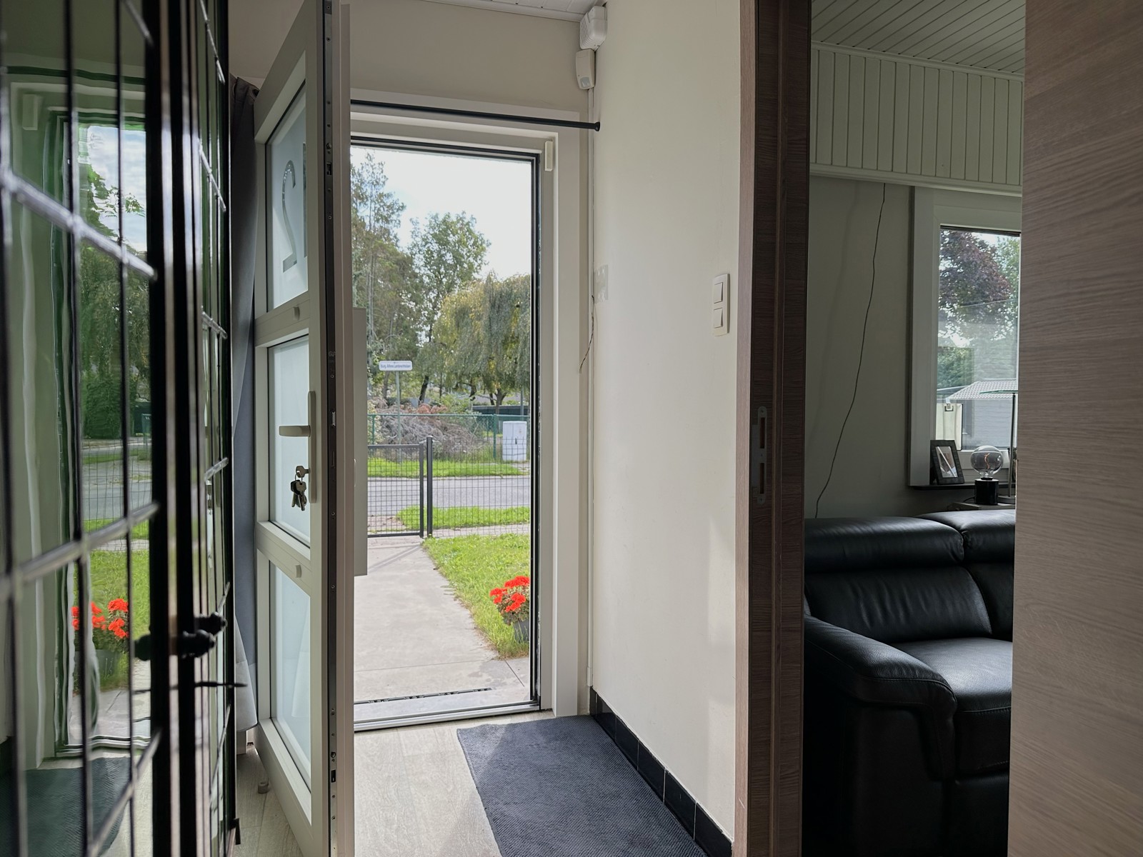 Gelijkvloerse woning op een hoekperceel met 3 slaapkamers. - foto 2