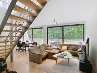 <p>Dit ruime en instapklare duplexappartement bevindt zich aan de stadsrand van Mechelen en combineert een aangename woonruimte met een praktische indeling en heel wat comfort. Met twee ruime slaapkamers, een royale leefruimte, een groot terras en een bijzonder ruime badkamer is dit appartement ideaal voor wie op zoek is naar een comfortabele en goed gelegen thuis.</p><p>De gemeenschappelijke inkom bevindt zich aan de achterzijde van het gebouw. Via de trap bereik je de privatieve inkom van het duplexappartement. Op de eerste verdieping kom je binnen in de ruime leefruimte, die dankzij de royale oppervlakte heel wat mogelijkheden biedt voor het creëren van een gezellige zithoek en een aangename eetruimte. Aansluitend bevindt zich de keuken, die voorzien is van een bijhorende berging. Deze praktische ruimte kan perfect dienstdoen als wasplaats, voorraadberging of extra opbergruimte. Verder beschikt de leefverdieping over een afzonderlijk toilet en een ingebouwde vestiaire, wat zorgt voor extra comfort en opbergruimte in het dagelijkse leven.</p><p>Een absolute troef is het ruime terras waar je heerlijk kan genieten van de buitenlucht. Het terras vormt een aangename verlenging van de leefruimte en biedt plaats voor een gezellige zithoek of een tafel met stoelen.</p><p>Via de binnentrap bereik je de bovenverdieping. De nachthal geeft toegang tot twee ruime slaapkamers, waardoor er voldoende plaats is voor een comfortabele slaapkamer, kinderkamer, bureau of dressing. De grote badkamer is bijzonder ruim en uitgerust met zowel een ligbad als een aparte douchecel. Daarnaast beschikt de badkamer over een dubbele wastafel met meubel, wat zorgt voor extra gebruiksgemak. Op deze verdieping is er eveneens een afzonderlijk toilet aanwezig.</p><p>Naast de privatieve ruimtes kan je als bewoner ook gebruikmaken van de gemeenschappelijke fietsenberging, ideaal voor het veilig stallen van fietsen.</p><p>Het appartement is beschikbaar vanaf 1 december 2026. De maandelijkse huurprijs bedraagt €975. Daarnaast is er een maandelijkse gemeenschappelijke kost van €35. Voor water en verwarming wordt een maandelijkse provisie van €150 aangerekend. Het elektriciteitsverbruik is individueel en wordt rechtstreeks door de huurder verbruikt en betaald.</p><p>Ben je op zoek naar een ruim en instapklaar duplexappartement met twee slaapkamers, een groot terras en een bijzonder ruime badkamer aan de stadsrand van Mechelen? Plan dan snel je bezoek in en ontdek zelf wat dit appartement te bieden heeft via www.living-stone.be!</p>