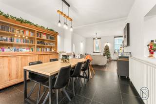 Te koop: Instapklare karaktervolle burgerwoning met prachtige tuin!In het centrum van Ooigem bevindt zich deze statige burgerwoning die uitblinkt in...