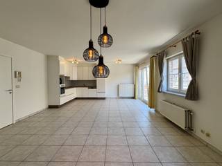 Appartement op de eerste verdieping met terras en garage te Zulte.<br /><br />Nabij het centrum van Zulte bevindt zich dit instapklare appartement op de eerste verdieping. Dankzij de centrale ligging geniet u van een vlotte bereikbaarheid, met winkels, openbaar vervoer en ontspanningsmogelijkheden op wandelafstand. Deze verzorgde residentie bevindt zich op een boogscheut van zowel het centrum van Zulte als dat van Waregem en geniet van een vlotte verbinding naar het op- en afrittencomplex van de E17.<br /><br />Bij het binnenkomen komt u terecht in een ruime inkomhal die rechtstreekse toegang biedt tot de lichtrijke leefruimte met open keuken. De keuken is voorzien van een keramische kookplaat, vaatwasser, frigo met diepvries, oven en dampkap.<br /><br />Het appartement beschikt over twee volwaardige slaapkamers, waarvan één directe toegang biedt tot het zuidgericht terras. Verder is er een badkamer, een afzonderlijk gastentoilet en een praktische berging aanwezig.<br /><br />Het appartement wordt verwarmd via centrale verwarming op aardgas en is aangesloten op het stadswater. Het gebouw beschikt bovendien over een lift, wat het comfort extra verhoogt.<br /><br />Achteraan het gebouw bevindt zich een garagebox, die verplicht mee aan te kopen is aan € 25.000.<br /><br />Bent u op zoek naar een appartement om zelf te bewonen of naar een interessante investering? Neem dan zeker contact op om een afspraak in te plannen.