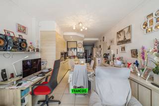 Gelegen langs de Troonstraat, om de hoek van de zeedijk, bevindt zich dit gelijkvloers appartement. Op wandelafstand heeft u het strand, openbaar vervoer, het centrum enzovoort. Het pand is zorgvuldig onderhouden en op heden bewoond door een vaste huurder waardoor het tevens als investering interessant is. <br /><br />Verder is er een logische indeling met ten eerste een open leefruimte en volledig uitgeruste keuken met eethoek. Achterin het pand is er een ruime badkamer en één volwaardige slaapkamer. Hiernaast is er nog een slaaphoek gecreëerd. <br /><br />Bent u op zoek naar een interessante investering? Aarzel dan niet en neem contact op voor meer info of een afspraak. <br /><br />