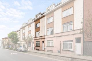 <p>Op een centrale en goed gelegen locatie in Gent bevindt zich deze opbrengsteigendom met vier afzonderlijke studio’s.</p>
<p>Alle eenheden zijn volledig verhuurd aan betrouwbare huurders, wat zorgt voor directe en stabiele inkomsten.Deze investering biedt een netto rendement van 5%, ideaal voor wie op zoek is naar een zorgeloze en rendabele vastgoedbelegging in de Gentse binnenstad.</p>
<p>De Kartuizerlaan staat bekend om haar goede bereikbaarheid, nabijheid van openbaar vervoer, en de aantrekkelijke woonomgeving voor studenten en jonge professionals.<br /><br />Elke studio beschikt over een eigen keuken en badkamer. Er zijn twee studio's die een mogelijkheid hebben tot een tweede slaapkamer/berging.<br /><br />Bent u opzoek naar een opbrengsteigendom in Gent met een aantrekkelijk rendement van 5%? Neem dan zeker contact met ons op!</p>