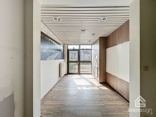 PLUSPUNTEN:<br />+ kantoorruimte van 243 m²<br />+ gunstig EPC: label C <br />+ géén renovatieverplichting <br />+ 4 privé autostaanplaatsen <br />+ goede visibiliteit vanaf de Rijksweg<br /><br />ALGEMEEN:<br />Op de hoek van de Nieuwstraat met de Rijksweg te Lanklaar, vinden we dit voormalige KBC-kantoor terug. De hele gelijkvloerse verdieping werd ingericht als kantoor en bestaat uit een onthaalruimte, een ruimte voor het plaatsen van landschapsburelen (waar nu de loketten staan), een personeelsrefter met kitchenette, gescheiden toiletten, back-office, technische ruimte / serverlokaal, directiebureel 1, en directiebureel 2. Daarnaast is er nog een grote kluis en bevinden zich vooraan 4 privatieve, open autostaanplaatsen die toebehoren aan het handelsgelijkvloers.<br /><br />Het gebouw werd oorspronkelijk opgericht in 1970 en werd in 1989 nog uitgebreid om aan de noden van klanten te kunnen blijven beantwoorden. De technieken werden doorheen de jaren ook steeds vernieuwd en/of uitgebreid, waardoor er zowel centrale verwarming is op aardgas middels radiatoren, als ook luchtverwarming via plafondgroepen en ventilo-convectoren die kunnen koelen en verwarmen. <br /><br />De huidige inrichting blijft staan, dus de roerende goederen momenteel aanwezig zijn inbegrepen in de aankoop. <br /><br />In de basisakte van de gebouweenheid is er geen specifieke uitsluiting wat handelsactiviteiten betreft, echter wijzen wij erop dat:
<ul>
<li>een functiewijziging vergunningsplichting is - gelieve u vooraf bij de lokale dienst omgeving te informeren over de mogelijkheden;</li>
<li>een aanpassing van de basisakte nodig kan zijn (wijzigende basisakte is een notariële akte);</li>
<li>er een niet-concurrentiebeding van toepassing is voor eigenaars, huurders of gebruikers voor wat betreft het uitoefenen van concurrerende of gelijkaardige activiteiten tot 3 jaar na de akte.</li>
</ul>
LIGGING:<br />Centrale locatie met goede commerciële visibiliteit, en eveneens gelegen vlakbij het bedrijvenpark / industrieterrein en Terhills.<br />Vlotte bereikbaarheid met openbaar vervoer, alsook goede aansluiting op omliggende gemeenten en steden als Genk, Maasmechelen en Maaseik. Vlakbij de Nederlandse en Duitse grens. Parkeergelegenheid voor de deur en in de directe omgeving, alsook diverse winkels en horeca.<br /><br />FINANCIERING:<br />Een succesvolle vastgoedtransactie begint met een goede voorbereiding. Wij adviseren kandidaat-kopers om hun financiële mogelijkheden tijdig in kaart te brengen, zodat zij met de nodige zekerheid en vertrouwen kunnen handelen wanneer de juiste opportuniteit zich aandient.<br /><br />VERKOPEN OF VERHUREN MET EEN STRATEGISCHE AANPAK?<br />Dankzij het vertrouwen van onze klanten en onze sterke marktpositie zijn wij voortdurend op zoek naar kwalitatieve eigendommen. Overweegt u te verkopen of te verhuren? Ontdek vrijblijvend onze persoonlijke aanpak en hoe wij uw eigendom optimaal positioneren om de juiste doelgroep te bereiken.<br /><br />ALS EERSTE OP DE HOOGTE VAN NIEUW AANBOD:<br />De beste eigendommen worden vaak gevonden vóór ze breed beschikbaar zijn. Schrijf u vrijblijvend in via onze website en ontvang nieuw aanbod dat aansluit bij uw wensen en zoekcriteria.<br /><br />UW VASTGOED, ONZE EXPERTISE:<br />Elke eigendom verdient een persoonlijke strategie. Met een combinatie van marktkennis, professionele presentatie, actieve klantenbenadering en een sterk netwerk begeleiden wij onze klanten naar een succesvol resultaat.<br /><br />PERSOONLIJKE SERVICE, PROFESSIONELE BEGELEIDING:<br />Een vastgoedbeslissing vraagt een doordachte aanpak. Ons ervaren team staat klaar om u persoonlijk te adviseren en te begeleiden bij elke stap. Contacteer ons via +32 89 87 03 67 of via info@immosign-plus.be.