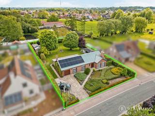 Deze alleenstaande en zeer goed onderhouden woning is gelegen op een ruim perceel van 1.483 m² in een rustige straat te Deerlijk, en combineert privacy, comfort en bereikbaarheid op een bijzonder aangename manier. Dankzij de gelijkvloerse indeling en de reeds uitgevoerde modernisaties doorheen de jaren is dit een instapklare woning met heel wat potentieel.<br /><br /><strong><u>Indeling</u></strong><br />Via de inkomhal met apart toilet kom je binnen in de lichtrijke leefruimte. Aansluitend bevindt zich de uitgeruste keuken. De nachthal geeft toegang tot drie volwaardige slaapkamers en een badkamer. Verder beschikt de woning over een inpandige garage. Daarnaast is er nog een praktische zolderruimte, een droge kelder en voldoende opbergruimte.<br />De woning wordt omgeven door een prachtig en ruim perceel dat rust en groen uitstraalt. De tuin biedt heel wat privacy en vormt een ideale plek om te ontspannen. Op de oprit is bovendien plaats voor meerdere wagens.<br /><br /><u><strong>Technisch</strong></u>
<ul>
<li>Centrale verwarming op stookolie met bijkomende houtkachel</li>
<li>Ingerichte keuken</li>
<li>Zonnepanelen met thuisbatterij</li>
<li>EPC: 392 kWh/(m² jaar) - label D (geen renovatieverplichting)</li>
<li>Degelijke structuur</li>
</ul>
<br /><u><strong>Troeven</strong></u>
<ul>
<li>Alleenstaande woning op 1.483 m²</li>
<li>Rustige ligging in aangename straat te Deerlijk</li>
<li>Instapklaar en goed onderhouden</li>
<li>3 slaapkamers op het gelijkvloers</li>
<li>Grote en groene tuin met veel privacy</li>
<li>Zonnepanelen met thuisbatterij</li>
<li>Oprit voor meerdere wagens</li>
<li>Geen renovatieverplichting</li>
</ul>
<br /><u><strong>Contact</strong></u><br />Contacteer Beau voor meer info of een rondleiding: 0494 52 19 62 - beau@real-immo.be<br />Laat je verrassen door deze ruime eigendom. Tot binnenkort!