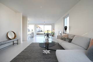 Deze nieuwbouw woning met 3 slaapkamers en een bewoonbare oppervlakte van 200 m² is gelegen op een perceel van 432,81 m² in de nieuwe verkaveling ‘Lalys’. Deze nieuwe dorpswijk is gelegen in Astene, gekend voor haar oude Leie-arm met haar prachtige natuur, het stadsbos, de fietsostrade en haar goede bereikbaarheid ideaal gelegen tussen Deinze en Gent. De diverse voorzieningen zoals supermarkten, restaurants, het ruime aanbod aan scholen, allen in de dichte nabijheid, maken van deze ligging de ideale uitvalsbasis.<br /><br />De woning is op het gelijkvloers ingedeeld als volgt: een inkomhal met gastentoilet en plaats voor een vestiairekast en een lichtrijke eet- en leefruimte met volledig geïnstalleerde open keuken, voorzien van diverse inbouwtoestellen. Daarnaast beschikt de woning over een inpandige garage met annex berging. De westelijk georiënteerde tuin is te bereiken vanuit de leefruimte. Dankzij de grote raampartijen kunt u binnen genieten van een mooie natuurlijke lichtinval en een uitzicht over de tuin.<br /><br />Op de eerste verdieping zijn er drie slaapkamers, samen met een extra afzonderlijk toilet, een technische berging en een badkamer voorzien van een ligbad en een dubbele wastafel. Op de tweede verdieping bevindt zich de zolder.<br /><br />Deze woningen voldoen aan de strenge energetische normen en onderscheiden zich onder meer door hun duurzaam karakter, vrij van fossiele brandstoffen. Er wordt gebruik gemaakt van vloerverwarming door middel van een warmtepomp (lucht-water) en een sterke akoestische en thermische isolatie. Bovendien worden de woningen uitgerust met een ventilatiesysteem type D+ met maximale warmterecuperatie.<br /><br /><br />Benieuwd naar deze nieuwbouwwoning in Astene? Een persoonlijke, vrijblijvende afspraak kan via guillian@landbergh.be of 09 278 78 79. 