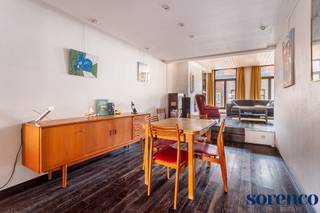 <p><strong>Zeer ruime woning met 4 tot 5 slaapkamers en 3 badkamers in een rustige, doodlopende straat in Antwerpen.</strong><br /><strong>Perfect geschikt voor gezinnen of co-housing dankzij het grote volume en het flexibele gebruik. Gelegen op wandelafstand van scholen, winkels, openbaar vervoer en belangrijke in- en uitvalswegen. Gelegen in een buurt in volle ontwikkeling met leuke horeca, zomerbars (Bar Chapel, Bar Oost), dicht bij groen (Park Spoor Noord, Rivierenhof) en met veel nieuws op komst (Stuivenbergsite, nieuwe metrostations, Ringpark Lobroekdok,..)<br /><br /></strong><strong><u>INDELING:</u></strong></p>
<p><em>Gelijkvloerse verdieping:</em><br />U komt binnen via een ruime gerestaureerde authentieke inkomhal. Op het gelijkvloers bevindt zich de inpandige garage voor een wagen met extra plaats voor fietsen en motorfiets en voorbereiding voor EV-laadpaal. Achter de garage kan u een volledig afgewerkte polyvalente ruimte van 60m² (beroepsruimte, hobbyruimte) met sanitair en wasplaats terugvinden.</p>
<p><em>Eerste verdieping:</em><br />De ruime lichtrijke leefruimte bestaat uit een zitgedeelte van ca. 21m² met open haard en een eetgedeelte van ca. 24m². Ensuite bevindt zich de volledig geinstalleerde keuken van ca. 13m², uitgerust met kookplaat, dampkap, wastafel, koelkast, diepvries en vaatwasser. Vanuit de keuken is er toegang tot het zuidwestgerichte zonneterras van ca. 28m² met handige opbergkast. Verder is er een aparte gastentoilet in de gang.</p>
<p><em>Tweede verdieping:</em><br />Op de tweede verdieping vinden we de prachtige recent vernieuwde masterbedroom ca. 20m² met een ruime dressing en nieuwe luxeuze ensuite badkamer met inloopdouche, jacuzzi en dubbele wastafel en wc. , alsook een 2<sup>de</sup> grote slaapkamer/bureau.<br /><br /><em>Derde verdieping:</em><br />Op de 3<sup>de</sup> verdieping zijn er 2 kleinere slaapkamers en een vernieuwde badkamer, met extra aansluitingen voor wasmachine. Van hier heeft men toegang tot extra zonneterras en groendak.<br />Twee bijkomende slaapkamers van elk ca. 10m², waarvan één met toegang tot het terras van ca. 20m². De derde badkamer van ca. 6m² beschikt over een douchecabine, wastafel en toilet.<br /><br /></p>
<p><strong>BIJZONDERHEDEN:</strong><br />* Zeer ruime en instapklare woning met garage en droge kelder ca. 65m²op uitstekende centrale ligging - Mobiscore 9,6<br />* Tot 5 slaapkamers en 3 badkamers mogelijk.<br />* Recente HR-verwarmingsketel op gas 2025, HR-beglazing <br />* Electriciteit conform, EPC-score C</p>