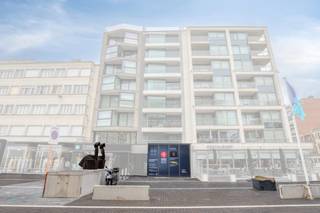 Moderne nieuwbouw handelsruimte met (181 m²) te huur op topligging te Oostduinkerke<br /><br />Dit vastgoed is gelegen op het bruisende Astridplein en biedt bijzonder veel visibiliteit voor uitbating van diverse activiteiten<br /><br />Indeling:<br />- handels gelijkvloers ( ca. 151 m²)<br />- stockageruimte ( ca. 31 m²)<br /><br />Troeven:<br />- Verzorgd winkelpand / kantoor<br />- Moderne winkelfaçade<br />- Bijzonder grote glaspartijen<br />- Aantrekkelijke ligging<br />- vele parkeermogelijkheden<br />- tal van invullingen mogelijk<br /><br />Modaliteiten:<br />- afwerking nog bespreekbaar mits opleg meerprijs<br />- horeca light toegelaten in de statuten<br />- onmiddellijk beschikbaar<br /><br />Mobiliteit:<br />- gelegen aan de Koninklijke Baan<br />- vlot bereikbaar via openbaar vervoer, met de auto of te voet<br /><br />Op een boogscheut gelegen van de bruisende Zeedijk en dicht bij diverse winkelstraten en supermarkten. <br /><br />Aarzel zeker niet ons te contacteren op 050/33.33.00 of business.brugge@dewaele.com indien dit bedrijfsvastgoed bestaande uit een handelsruimte/kantoor te koop in centrum Oostduinkerke u mogelijks kan interesseren.<br /><br />Bestuursmaatregelen in het maatregelenregister: nee