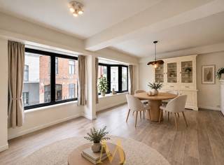 Op wandelafstand van het centrum van Waregem en het station ontdek je dit ruime, instapklare appartement waar comfort en een uitstekende ligging perfect samenkomen. Met winkels, scholen, openbaar vervoer en een vlotte verbinding naar de autosnelweg vlakbij, geniet je hier van een zorgeloze woonomgeving.<br /><br />De inkomhal met apart gastentoilet leidt naar de lichtrijke leefruimte, waar grote raampartijen zorgen voor een aangename sfeer. De eetplaats sluit mooi aan op de volledig uitgeruste halfopen keuken, ideaal voor wie graag kookt en gezellig samenkomt.<br /><br />Het appartement beschikt over twee volwaardige slaapkamers. Vanuit de grootste slaapkamer heb je rechtstreeks toegang tot het zonnige, zuidgerichte terras, een ideale plek om in alle rust te ontspannen en van de zon te genieten.<br />De badkamer is uitgerust met een ligbad met douchefunctie en een dubbele wastafel. Daarnaast zijn ook een ruime privatieve kelderberging en een garagebox inbegrepen in de prijs, wat zorgt voor extra comfort en voldoende opbergruimte.<br />Het appartement wordt verwarmd via elektrische centrale verwarming. Bovendien is het plaatsen van zonnepanelen op het platte dak mogelijk én toegestaan, waardoor je eenvoudig kunt investeren in een energiezuinigere toekomst.<br /><br />Troeven:
<ul>
<li>Instapklaar appartement</li>
<li>Uitstekende ligging nabij centrum en station</li>
<li>Twee volwaardige slaapkamers</li>
<li>Zonnig, zuidgericht terras</li>
<li>Garagebox en privatieve kelderberging inbegrepen</li>
<li>Mogelijkheid tot het plaatsen van zonnepanelen</li>
</ul>
<br />Interesse?<br />Contacteer Maxime Vanneste via 0498 44 78 00 of info@maximevanneste.be