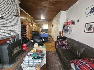 Te renoveren eengezinswoning met 5 slaapkamers. Indeling: gelijkvloers: woonkamer : 27 m²hal : 8 m²keuken : 9 m²wc : 2 m² Tussenverdieping : hal :...
