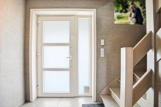 Op zoek naar een instapklare woning te koop in Mesen? Deze perfect onderhouden halfopen bebouwing in de rustige Vredestraat combineert comfort, energiezuinig wonen en een aangename woonomgeving. Met drie slaapkamers, een prachtige tuin en tal van extra voorzieningen is dit de ideale gezinswoning voor wie zorgeloos wil verhuizen.<br /><br />Bij het betreden van de woning komt u binnen in een verzorgde inkomhal met gastentoilet. De lichtrijke leefruimte met eetplaats sluit naadloos aan op de volledig ingerichte keuken, voorzien van alle nodige toestellen. Aansluitend bevindt zich de garage met praktische opbergmogelijkheden. Op de eerste verdieping geeft de nachthal toegang tot drie volwaardige slaapkamers en een badkamer uitgerust met douche, toilet en wasmeubel. Daarnaast beschikt de woning over een zolder die extra bergruimte biedt.<br /><br />Buiten geniet u van een bijzonder verzorgde tuin met meerdere terrassen, waardoor u op elk moment van de dag een plekje in de zon of schaduw vindt. Het tuinhuis, de afgesloten overdekte carport en de ruime oprit maken het geheel compleet. Dankzij de rustige residentiële ligging in Mesen woont u hier in alle sereniteit, terwijl dagelijkse voorzieningen vlot bereikbaar blijven.<br /><br />Bent u benieuwd naar deze ruime woning te koop in Mesen? Contacteer Manon van Immo Francois voor een bezoek ter plaatse. Wij begeleiden u graag bij uw vastgoedplannen in Mesen, Heuvelland, Poperinge en Vleteren.<br /><br />Denkt u eraan om uw woning in Mesen te verkopen? Neem vrijblijvend contact op met Manon van Immo Francois voor een gratis schatting via manon@immofrancois.be.<br /><br />