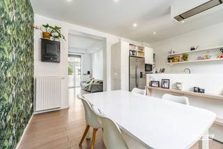 Op een steenworp van de Place du Miroir ontdekt u deze prachtige eengezinswoning, ideaal gelegen in een gewilde residentiële wijk. U geniet van een toplocatie, vlakbij openbaar vervoer, scholen, winkels en alle voorzieningen, terwijl u profiteert van een rustige en aangename omgeving.<br /><br />Met een oppervlakte van ongeveer 200 m² zal dit huis u verleiden door zijn volumes en potentieel. Op het gelijkvloers bevindt zich een ruime kantoorruimte die naar wens kan worden ingericht (thuiswerkplek, slaapkamer of vrij beroep), een toilet, een dressing en een prachtige tuin zonder inkijk, ideaal om in alle privacy van de mooie dagen te genieten.<br /><br />Op de eerste verdieping vindt u een lichte living met een salon en een eetkamer, voorzien van dubbele beglazing, evenals een open, volledig uitgeruste keuken, wat u een gezellige en warme leefruimte biedt.<br /><br />De hogere verdiepingen bieden twee grote ruime slaapkamers met veel indelingsmogelijkheden, een riante badkamer en een zolder.<br /><br />Dit huis vormt een zeldzame opportuniteit, zowel voor een gezin dat op zoek is naar ruimte en comfort als voor een jong koppel dat zich wil vestigen in een geliefde wijk. Het is ook perfect geschikt voor een investeerder die op zoek is naar een pand met uitstekend potentieel.<br /><br />