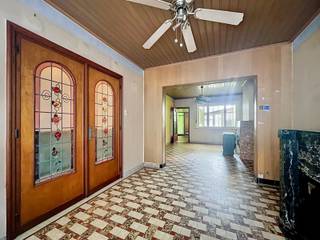 Mooi gelegen, Te renoveren Stadswoning met 3 SLPK én Tuin!Op zoek naar een ruime woning die u volledig naar eigen smaak kan renoveren? Deze gesloten...