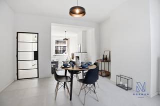 Volledig gerenoveerde woning te koop in het centrum van Ingelmunster met 3 slaapkamers.<br /><br />Bij het betreden van de woning kom je in de inkomhal, die via een stijlvolle stalen deur toegang geeft tot de lichtrijke leefruimte. De woning is overal voorzien van centrale verwarming op gas. Aansluitend bevindt zich de volledig uitgeruste keuken, waar ook een apart gastentoilet aanwezig is. Daarnaast is er een praktische kelder.<br /><br />Op de eerste verdieping vind je rechts een bergruimte met ingemaakte kasten. Verder is er een ruime badkamer met dubbele lavabo, inloopdouche en ligbad. Op deze verdieping bevindt zich eveneens de master bedroom.<br /><br />De tweede verdieping telt nog twee extra slaapkamers, waarvan één met een mezzanine.<br /><br />Tot slot beschikt de woning over een diepe tuin, met een apart hoekje waar je een gezellig terras kan inrichten.<br /><br />PLUSPUNTEN:<br />+EPC B<br />+Volledig gerenoveerd<br />+Centrumligging