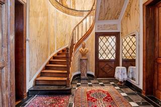 Ontdek dit unieke pand in het hart van Borgloon, dat een perfecte symbiose biedt tussen historische charme en moderne ruimte. Met een ruime...