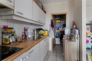 GENEVE/DUNANT - Op de 5e verdieping van een gebouw met lift, aangenaam appartement met veel lichtinval bestaande uit een ruime inkomhal,...