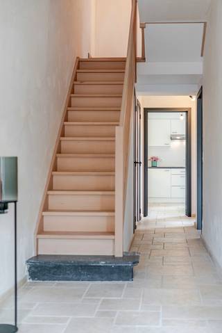 Deze volledig gerenoveerde, grote gezinswoning is centraal gelegen aan Station NMBS Beernem.Werkelijk alles is vernieuwd in deze woning : nieuwe...