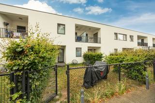 <p><strong>Rustig wonen in het Melrose park</strong><br /><br />Op zoek naar een instapklare gezinswoning waar rust, groen en een centrale ligging hand in hand gaan? Welkom in Melrose Park, een uniek en afgesloten woonerf in Antwerpen waar kwaliteit, veiligheid en wooncomfort centraal staan. Hier geniet u dagelijks van een groene omgeving, terwijl het bruisende stadsleven, belangrijke invalswegen, winkels en openbaar vervoer zich op slechts enkele minuten bevinden.</p>
<p>Deze ruime woning beschikt over een bewoonbare oppervlakte van ca. 132 m² en combineert een doordachte indeling met hedendaags comfort. Via de verzorgde voortuin bereikt u de inkomhal met gastentoilet. Vervolgens komt u in de lichtrijke leefruimte, afgewerkt met een prachtige parketvloer. Dankzij de grote, plafondhoge schuifraam vloeien binnen- en buitenruimte naadloos in elkaar over en geniet u van een mooi zicht op de rustige, ruime achtertuin. Elektrische screens zorgen bovendien voor extra comfort en privacy.</p>
<p>De halfopen keuken sluit mooi aan op de leefruimte en werd uitgerust met nieuwe, kwalitatieve toestellen, waardoor u meteen zorgeloos kunt intrekken.</p>
<p>Een bijzonder pluspunt is het souterrain, dat volledig werd ingericht als een volwaardige masterbedroom met aansluitend ruimte voor een dressing, bureau of hobbyruimte. Deze verdieping biedt tal van mogelijkheden en creëert een aangename, rustige slaapomgeving.</p>
<p>Op de eerste verdieping bevinden zich nog drie slaapkamers, waaronder een ruime slaapkamer met een eigen balkon/terras. De badkamer werd recent volledig vernieuwd en is stijlvol afgewerkt met kwalitatieve materialen, zodat ook hier comfort centraal staat.</p>
<p>Melrose Park staat bekend om zijn kwalitatieve architectuur, duurzame afwerking en uitzonderlijke woonbeleving. De autoluwe binnentuin, de ondergrondse fietsenberging, automatische toegangspoort en de aangename mix van bewoners zorgen voor een veilige en gezellige leefomgeving. Hier woont u midden in de stad, maar geniet u tegelijk van de rust en het groen van een besloten woonerf.</p>
<p>Een ondergrondse autostaanplaats kan afzonderlijk worden aangekocht.</p>
<p>Bent u op zoek naar een instapklare gezinswoning met tuin, vier slaapkamers en een unieke ligging in een van de meest gegeerde woonprojecten van Antwerpen? Dan is deze woning absoluut een bezoek waard.</p>
<p>Interesse? Contacteer Xander via 0497 18 10 84 of xander@reds.be voor meer informatie of een bezoek ter plaatse.</p>
