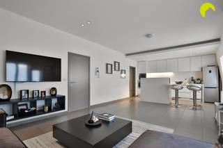 <p><span>Op de grens van Edegem en Mortsel bieden wij u dit ruim en gerenoveerd appartement (100m²) aan met 2 slaapkamers. Inclusief in de prijs een ruime kelderberging. Het appartement zelf is gelegen op de tweede verdieping van een goed onderhouden gebouw in cottagestijl (1923). Op het gelijkvloers en de eerste verdieping is er een artsenpraktijk ingericht. Het appartement beschikt over een aparte ingang.</span></p><p><span>In directe nabijheid vindt u openbaar vervoer, verbindingswegen, winkels en het centrum van Mortsel. Tevens vindt op wandelafstand het fort V.</span></p><p><span>Op heden is het appartement verhuurd. De huurovereenkomst is opzegbaar per 6 maand voor eigen bewoning. </span></p><p><span> </span></p><p><span>Het appartement zelf beschikt overal over dubbele beglazing met pvc schrijnwerk. De individuele centrale verwarming verloopt op gas. De brander werd nog vernieuwd. De elektriciteit is conform aan de</span></p><p><span>voorschriften van het AREI. Het asbestattest is nog in opmaak. De meeste renovatiewerken werden uitgevoerd na 2008.</span></p><p><span> </span></p><p><span>Indeling:</span></p><p><span> </span></p><p><span>We betreden het appartement via de centrale inkomhal. Hier is voldoende ruimte voor vestiaire alsook een apart gastentoilet met handenwasser.</span></p><p><span>Aansluitend vinden we een zeer ruime en lichte leefruimte op tegelvloer. De keuken werd geïntegreerd in de leefruimte en is voorzien met toestellen. Aangrenzend aan de keuken is er een praktische berging.</span></p><p><span>De slaapkamers bereiken we via de nachthal. Deze bevinden zich achteraan in het gebouw.</span></p><p><span>Ook de badkamer werd volledig gerenoveerd en beschikt over een ligbad, een ruime inloopdouche, een 2e toilet en een badkamermeubel met dubbele lavabo en bergkastjes.</span></p><p><span> </span></p><p><span>Er zijn quasi geen vaste maandelijkse kosten te betalen in het gebouw. Alle meters (gas, water en elektriciteit) zijn apart.</span></p><p><span> </span></p><p><span>Graag som ik voor u nog even de troeven op van dit ruime appartement:</span></p><p><span> </span></p><ul><li><span>Centrale locatie, op de grens van Edegem en Mortsel en in directe nabijheid van winkels, scholen, verbindingswegen, ...</span></li><li><span>Gerenoveerd na 2008: overal dubbele beglazing met pvc schrijnwerk, elektriciteit conform, cv op gas</span></li><li><span>2 volwaardige slaapkamers</span></li><li><span>Quasi geen maandelijkse kosten te betalen in het gebouw: aparte meters </span></li><li><span>Inclusief ruime kelderberging</span></li></ul><p><span> </span></p><p><span>EPC 158 kWh/m² jaar (B-label)</span></p><p><span>P-score (perceelscore): klasse A</span></p><p><span>G-score (gebouwscore): klasse </span><span>A</span></p><p><span> </span></p><p><span>Voor meer info of een bezoek ter plaatse, bel ons op 03-449 42 41 of mail ons via <span>hallo@habicom.be</span></span><span>.</span></p><p><span>De waarde van uw eigendom kennen?  Maak een vrijblijvende afspraak met onze habicom-expert in uw buurt.</span></p><p><span> </span></p>