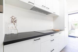 <p><span>Instapklare nieuwe woning met garage</span></p><p><span> </span></p><p><span>Mogelijks aan te kopen aan 6% BTW.</span></p><p><span> </span></p><p><span>Deze woning is gelegen in een rustig en gezellig straatje in Stabroek en nabij het centrum van Putte, niet ver van de Nederlandse grens. Openbaar vervoer, winkels en ontspanning zijn aanwezig in de nabije omgeving.  </span></p><p><span>De oprit van de A12 ligt op slechts enkele kilometers verwijderd. </span></p><p><span> </span></p><p><span>De woning is net nieuw gebouwd en hierbij zetten we enkele energiezuinige feiten op een rijtje:</span></p><p><span>- warmtepomp met vloerverwarming</span></p><p><span>- 10 zonnepanelen</span></p><p><span>- ventilatiesysteem D</span></p><p><span>- regenwaterput</span></p><p><span>kortom alles om jouw energiefactuur zo laag mogelijk te houden!</span></p><p><span> </span></p><p><span>het huis zelf is als volgt ingedeeld:</span></p><p><span>gelijkvloers:</span></p><p><span>inkomhal met gastentoilet, woonkamer met open keuken, berging en last but not least een inpandige garage. Achter de woonkamer bevindt zich de gezellige tuin.</span></p><p><span>1ste verdieping:</span></p><p><span>nachthal, twee slaapkamers, ruime badkamer met bad en douche, apart toilet en trap naar tweede verdieping</span></p><p><span>2de verdieping:</span></p><p><span>nachthal, twee slaapkamers en douchekamer</span></p><p><span> </span></p><p><span>Ben je op zoek naar een toffe eengezinswoning die bovendien energiezuinig is en helemaal mee met de nieuwste technieken? Plan dan snel een afspraak in met ons kantoor. </span></p>