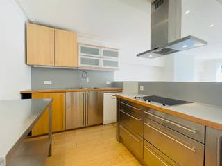 🌿 Ruim, lichtrijk & prachtig afgewerkt appartement met 3 slaapkamers, 2 badkamers en een garage, geschikt voor co-housing<br />📍 Topligging aan het Zuidpark, op wandelafstand van winkels en met onmiddellijke aansluiting op de autosnelweg<br /><br />Ruim, lichtrijk, vernieuwd en prachtig afgewerkt appartement in ideale staat, perfect voor 2 co-housers met domicilie (eventueel 3 personen mits gebruik van de kleinere kamer).<br />Het appartement beschikt over een inkomhal met grote ingemaakte kastenwand en apart toilet, een gezellige living met plankenvloeren en ingerichte keuken, ruime berging/wasplaats (ook plaats voor bureau), 2 grote slaapkamers met toegang tot het terras achteraan en een kleinere 3e kamer. Verder zijn er een badkamer met dubbel lavabo en ligbad/douchescherm én een aparte douchekamer met lavabo. Garage inbegrepen (geschikt voor kleine wagen en/of fietsen).<br /><br />✨ <strong>Extra troeven</strong><br />• Vernieuwd & instapklaar<br />• Prachtige afwerking<br />• Ideaal voor werkende CO-HOUSERS<br />• Geschikt voor PhD-studenten met domicilie<br />• Nabij winkels, openbaar vervoer en belangrijke invalswegen<br /><br />💰 Huurprijs: €1.560/maand<br />🧾 Kosten: €100 algemene kosten + €100 provisie water & verwarming<br />📄 3-6-9 jaar contract<br />🚫 Geen studenten <br />📅 Onmiddellijk beschikbaar <br /><br />📸 Bezoeken mogelijk op afspraak via: ✉️ tine@tvevastgoed.be - 📞 0474 97 00 22<br />