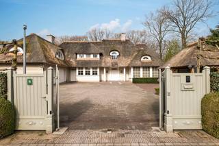 Prachtige rietgedekte klassevilla met een bewoonbare oppervlakte van 622 m² biedt u onder meer 4 slaapkamers, 3 badkamers, een dubbele garage...