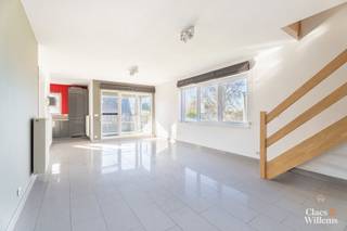 Welkom in dit ruim, energiezuinig duplex appartement te Sint-Pieters-Leeuw/Ruisbroek. Het appartement bevindt zich op de eerste en tweede verdieping van het gebouw, met een zolderverdieping. Op de eerste verdieping vind je een inkomhal met apart toilet, de ruime open leefruimte - volledig omgeven met grote ramen die veel natuurlijk licht binnenlaten - en de keuken, die volledig voorzien is met kwaliteitstoestellen, ideaal voor wie graag comfortabel kookt. Aansluitend aan de keuken is nog een praktische berging. Via de leefruimte heb je toegang tot het terras. Op de tweede verdieping bevinden zich 3 ruime, mooi verlichte slaapkamers, 2 badkamers - één met ligbad en dubbele wastafel, en één met inloopdouche. Verder bevindt er zich nog een apart toilet en een praktisch waskot. Als bonus beschikt het appartement nog over een volledig ingerichte/leefbare zolderverdieping van maar liefst 35m2. Het appartement is perfect gelegen, dichtbij alle voorzieningen en openbaar vervoer. Centrale verwarming op gas met recent vernieuwde ketel en conforme elektrische keuring. INBEGREPEN IN DE PRIJS: 2 KELDERS EN GARAGEBOX. Mis je kans niet om deze duplex te bezoeken en neem met ons contact op. We kijken ernaar uit jullie te verwelkomen. 