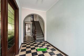 Op een centrale ligging in Oudenaarde bevindt zich deze woning met heel wat potentieel voor wie op zoek is naar een renovatieproject dat volledig naar eigen smaak kan worden ingericht. Dankzij de gunstige ligging bevinden winkels, scholen, openbaar vervoer, verbindingswegen en het bruisende stadscentrum zich op korte afstand.<br /><br />Bij het betreden van de woning komt u terecht in een ruime inkomhal die toegang biedt tot de verschillende leefruimtes. Op het gelijkvloers bevinden zich een ruime woonkamer, een keuken en een badkamer uitgerust met douche en toilet. Achteraan beschikt de woning over een gezellige stadskoer waar u kan genieten van een aangename buitenruimte.<br /><br />Op de eerste verdieping bevinden zich twee ruime slaapkamers en een praktische berging. Een absolute troef van deze eigendom is de grote zolderverdieping, die bereikbaar is via een vaste trap. Deze ruimte biedt tal van mogelijkheden en kan, mits de nodige aanpassingen, verder ingericht worden als extra slaapkamer(s), hobbyruimte, bureau of polyvalente ruimte.<br /><br />Bent u op zoek naar een woning die u volledig naar uw eigen wensen kan renoveren en inrichten? Dan biedt deze eigendom een uitstekende basis op een centrale locatie in Oudenaarde.<br /><br />De woning is momenteel bemeubeld maar is leeggemaakt met gebruik van AI. <br /><br />Interesse in deze woning in Oudenaarde? Vraag vandaag nog uw bezoek aan via Ruben: 0479/60.36.94.<br /><br />Denk je eraan om je woning in Oudenaarde of omgeving te verkopen? Neem vrijblijvend contact op met Ruben van Immo Francois in Oudenaarde voor een gratis schatting via ruben@immofrancois.be of 0479/60.36.94.<br /><br />