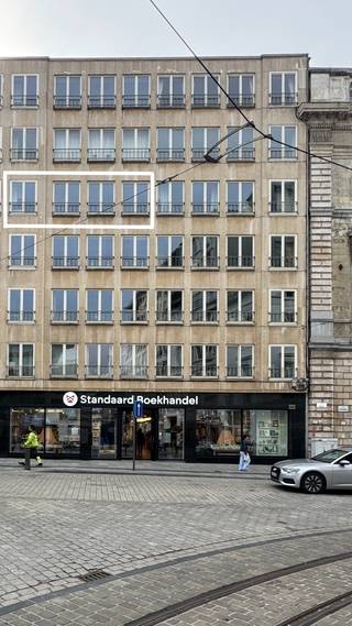 Gelegen op een absolute toplocatie, pal aan de Kouter in het hart van Gent, biedt Affinimmo dit ruim éénslaapkamerappartement te huur aan.<br />Het appartement beschikt over bijzonder royale leefruimtes, met een lichtrijke woonkamer en een ruime slaapkamer. Oorspronkelijk werd het pand ingedeeld als een tweeslaapkamerappartement, wat zich vandaag vertaalt in extra comfortabele volumes en een aangenaam gevoel van ruimte.<br />Mogelijkheid tot huren van een ondergrondse staanplaats aan meerprijs (120 €).<br />Info en bezoeken via 0496/70.10.30 of patrick@affinimmo.be