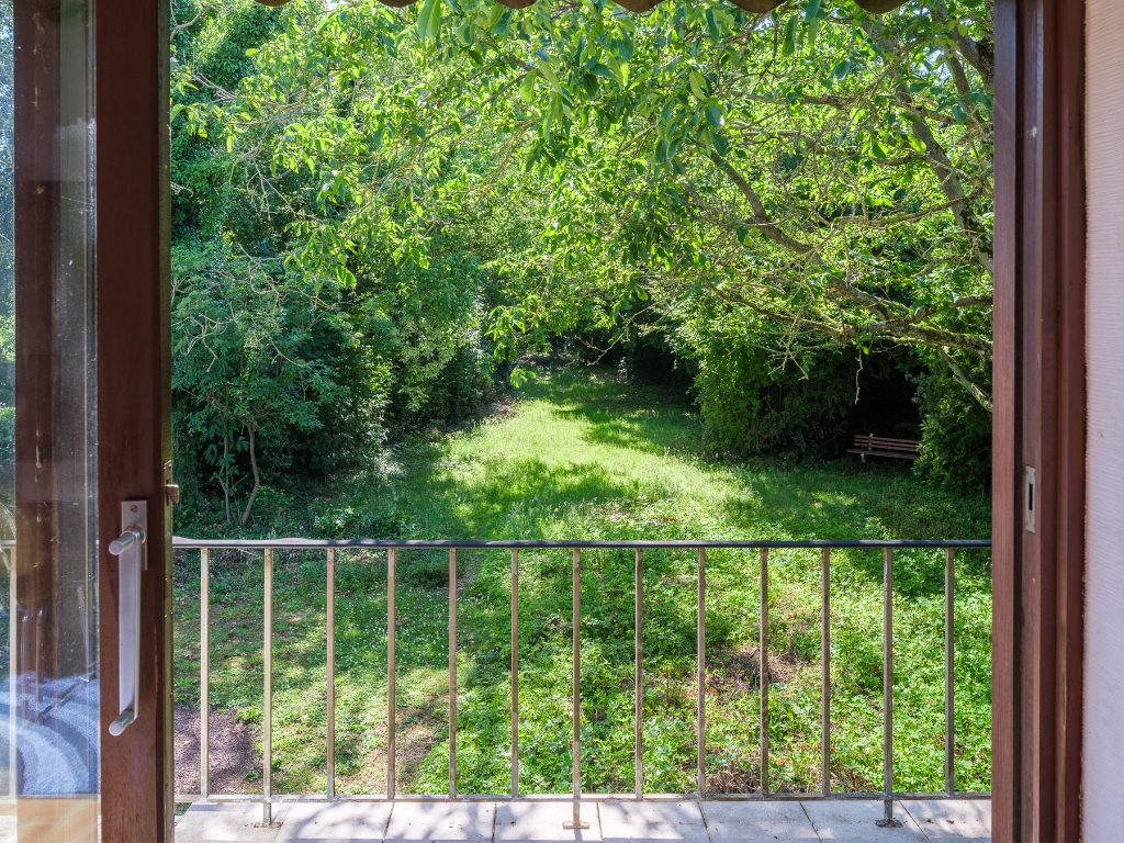 Mid-century modern villa met vier slaapkamers, verdeeld over drie niveaus, gelegen op een groen perceel in Lievegem. - photo 4