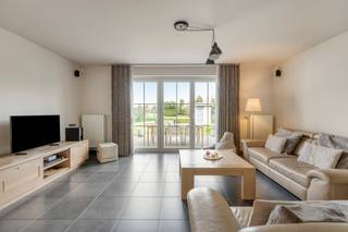 Deze moderne en instapklare woning, gebouwd in 2012, is gelegen op een gunstige locatie vlakbij het centrum van Lubbeek en combineert comfort, energiezuinigheid en een prachtig vergezicht. Met een uitstekende EPC-score A is deze woning volledig klaar voor de toekomst en bijzonder energiezuinig dankzij de aanwezigheid van zonnepanelen, airconditioning en centrale verwarming op gas, wat zorgt voor een aangenaam binnenklimaat in elk seizoen. <br /><br />De woning bevindt zich op een perceel van 2a85ca en geniet van een mooi open zicht, wat zorgt voor een extra gevoel van ruimte en rust. Binnenin beschikt de woning over een lichtrijke leefruimte en een volledig uitgeruste keuken, aangevuld met drie volwaardige slaapkamers en twee badkamers, wat ze uitermate geschikt maakt voor gezinnen of wie extra comfort wenst. Verder zijn er een garage en oprit aanwezig, waardoor er voldoende parkeermogelijkheden zijn. Er is tevens een heel ruime zolder die nog verder afgewerkt kan worden. <br /><br />Dankzij de combinatie van een rustige ligging en de nabijheid van het centrum, met winkels, scholen en openbaar vervoer op korte afstand, is dit een ideale woning voor wie zorgeloos en comfortabel wil wonen.